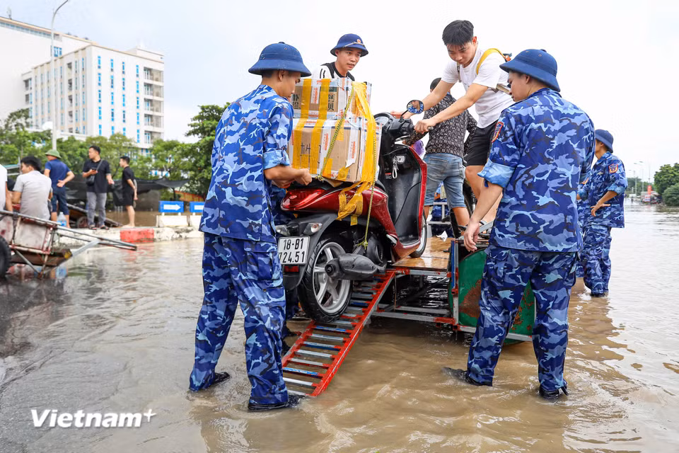 Đại diện lực lượng Cảnh sát biển cho biết đây là nhiệm vụ cũng như trách nhiệm của quân đội khi nhân dân gặp khó khăn cần giúp đỡ. (Ảnh: Hoài Nam/Vietnam+)