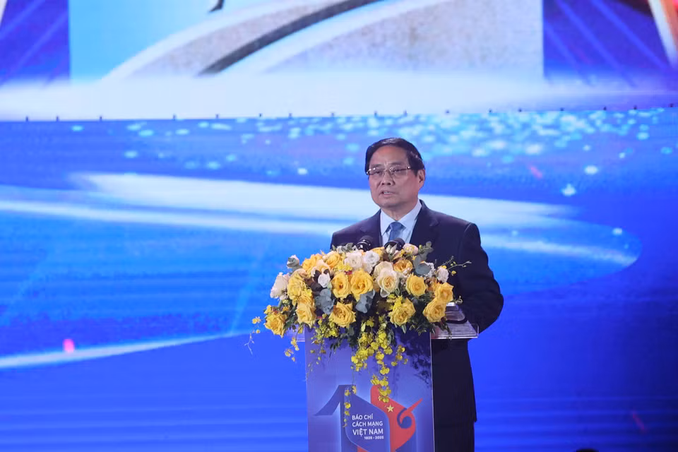 Phát biểu tại Lễ trao giải, Thủ tướng Phạm Minh Chính khẳng định báo chí cách mạng phải là diễn đàn rộng mở, cầu thị lắng nghe để nhân dân bày tỏ tâm tư nguyện vọng, góp ý chân thực và tham gia giám sát, phản biện xã hội để tiếng nói của nhân dân được lắng nghe, tiếp thu, góp phần xây dựng hệ thống chính trị trong sạch, vững mạnh, củng cố niềm tin cho nhân dân.(Ảnh: Hoài Nam/Vietnam+)
