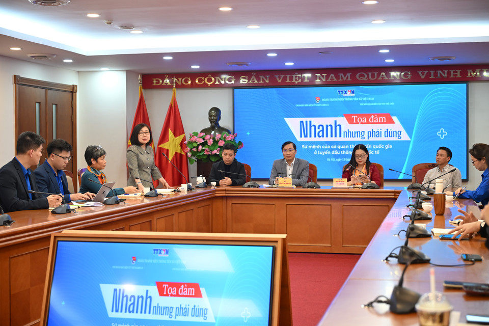 Nhà báo Đoàn Thị Tuyết Nhung, Phó Tổng giám đốc Thông tấn xã Việt Nam phát biểu chỉ đạo cụ thể cho từng đơn vị, khẳng định vai trò của cơ quan thông tấn quốc gia trong bối cảnh tình hình thế giới nhiều biến động phức tạp. (Ảnh: Minh Anh/Vietnam+)