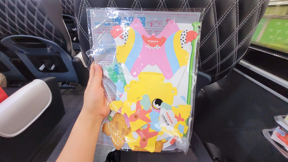 Du khách tham quan lễ hội có cơ hội nhận một đèn lồng gấp giấy hình rắn, có thể gấp khớp tạo thành số từ 0-9. Có 2 điểm nhận quà, một tại ở ngã tư đường Gaotie - Qingpu (khu vực A18), một tại ngã tư Qiaxi và Minquan (khu vực A19). Mỗi người chỉ được nhận 1 quà, phát miễn phí đến khi hết. (Ảnh: Minh Anh/Vietnam+)