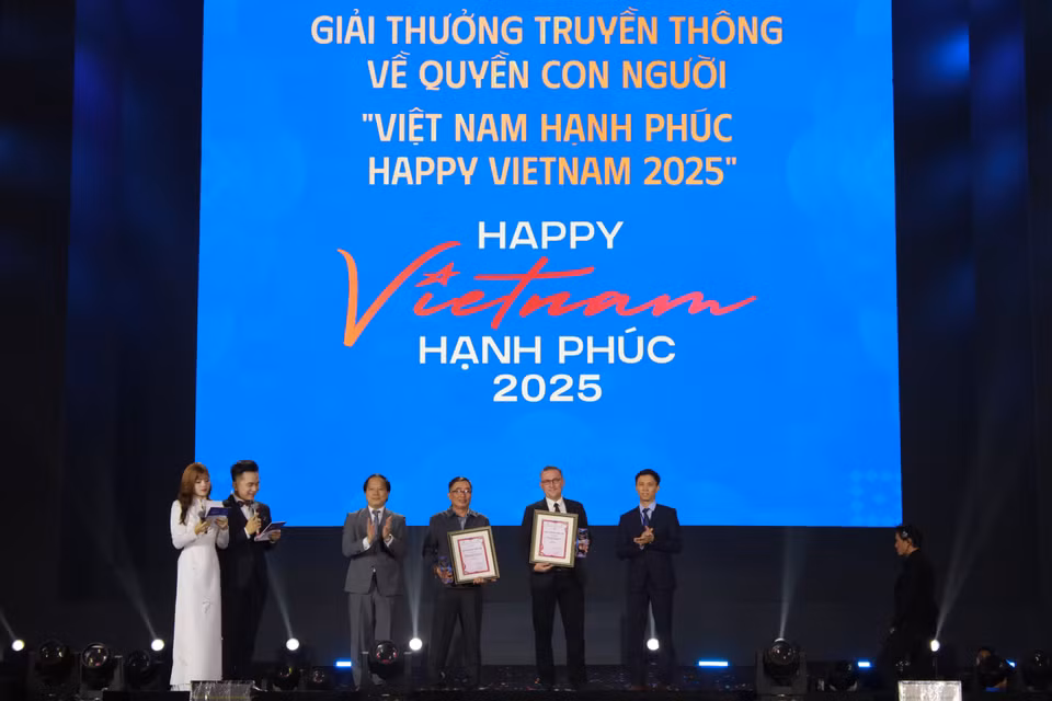 Trong hình là hai tác giả đoạt giải ở hai hạng mục Giải thưởng sáng tạo và Tác phẩm được khán giả bình chọn nhiều nhất. (Ảnh: Minh Anh/Vietnam+)