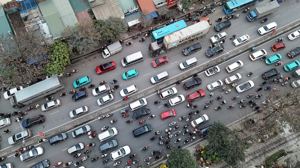 Trên đường Ngọc Hồi hướng về Quốc lộ 1A cũ (cửa ngõ phía Nam), các phương tiện cá nhân đổ ra đường tăng dần từ 16 giờ. (Ảnh: Hoài Nam/Vietnam+)
