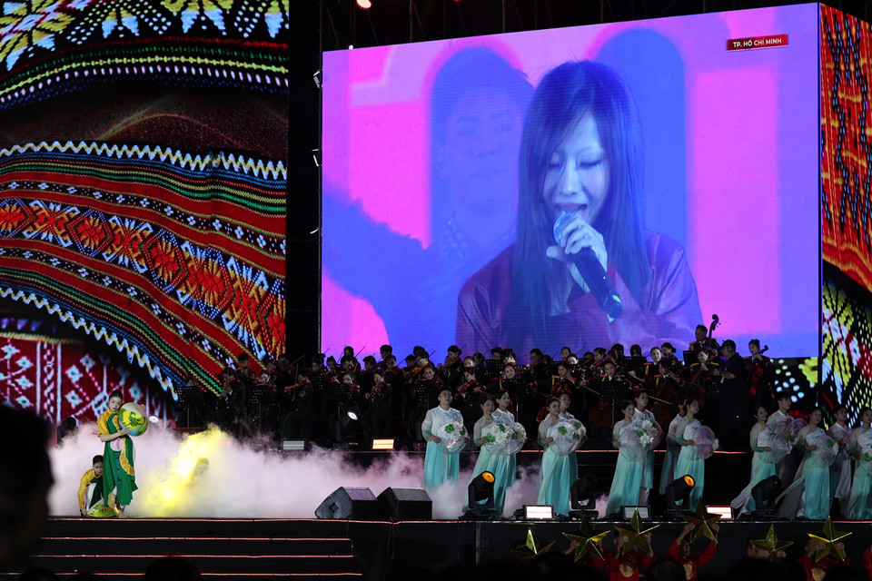 Tổ chức tại ba thành phố lớn, "Dưới cờ vinh quang" kết nối một Hà Nội hoành tráng như một bản giao hưởng, một Thành phố Huế mang các âm hưởng dân gian truyền thống và một Thành phố Hồ Chí Minh hiện đại, lồng ghép nhiều chất liệu nghệ thuật hiện đại. (Ảnh: Minh Anh/Vietnam+)