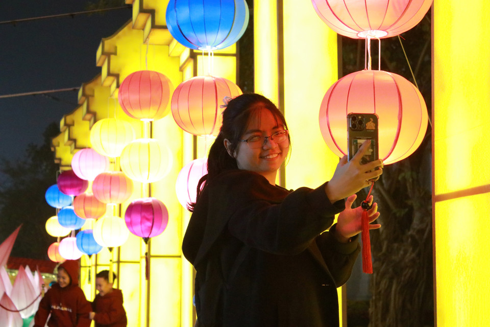 Dài 70m rộng 20m, "Hồn thiêng đất Việt" tái hiện không gian phố cổ lung linh, hứa hẹn là nơi "checkin" được yêu thích nhất lễ hội, hiện đang giữ kỷ lục là tác phẩm đèn lồng lớn nhất Việt Nam. (Ảnh: Minh Anh/Vietnam+)