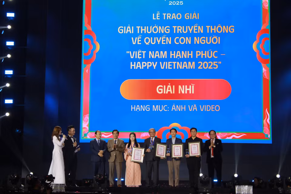 Tập thể tác giả đoạt giải Nhì hai hạng mục, tác phẩm là 2 video "Nước mắm từ Na Uy," "Tây Ninh - Vùng đất thiêng" cùng 2 bộ ảnh "Vô địch ASEAN Cup 2024 - lần thứ ba đội tuyển Việt Nam chinh phục đỉnh cao bóng đá Đông Nam Á" và "Bản giao hưởng bên sông." Trong đó chùm ảnh về đội tuyển bóng đá nam Việt Nam là của phóng viên Bùi Cương Quyết, Ban Biên tập Ảnh Thông tấn xã Việt Nam. (Ảnh: Minh Anh/Vietnam+)