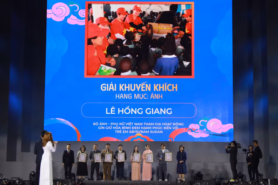 Tập thể tác giả và đại diện tác giả nhận giải Khuyến khích cho hạng mục ảnh, trong số này tiếp tục có sự góp mặt của phóng viên Bùi Cương Quyết (Thông tấn xã Việt Nam) với tác phẩm "Bộ ảnh - Lá phổi hồi sinh, phép màu cho người bệnh" và nhiều tác phẩm khác. (Ảnh: Minh Anh/Vietnam+)