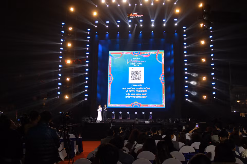Để chia sẻ những khó khăn do thiên tai bão lũ gây ra, ban tổ chức giải thưởng và chương trình Happy Vietnam 2025 đã kêu gọi sự đóng góp ủng hộ từ khán giả tại chương trình và trên sóng trực tuyến. (Ảnh: Minh Anh/Vietnam+)