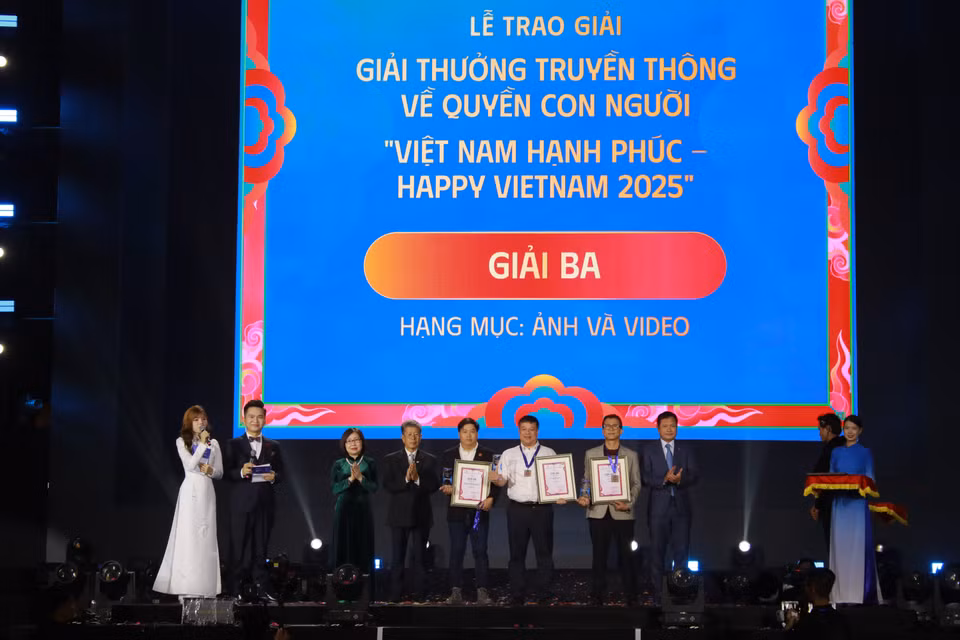 Tập thể tác giả đoạt giải Ba đoạt giải thưởng hạng mục ảnh tại lễ trao giải, một số tác phẩm nổi bật trong số này phải kể đến bức Thủ tướng Phạm Minh Chính uống bia vỉa hè cùng CEO NDIVIA, bộ ảnh về lễ hội Trâu rơm Bò rạ... (Ảnh: Minh Anh/Vietnam+)