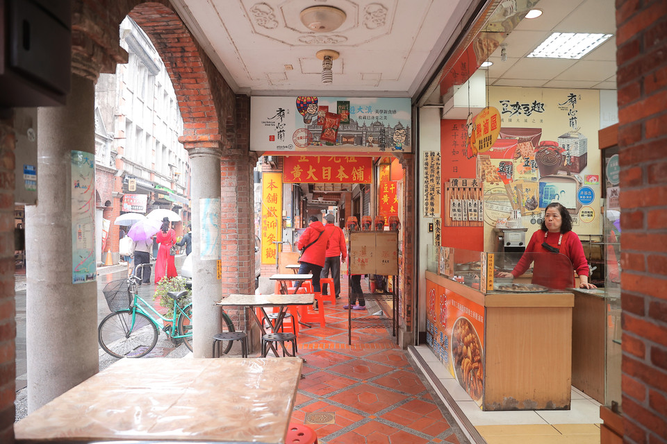 Màu sắc đỏ rực rỡ của các biển hiệu, hàng quán cùng các cổng vòm, trở thành một nét pha trộn văn hóa Đông-Tây đặc trưng tại khu phố này. (Ảnh: Minh Anh/Vietnam+)