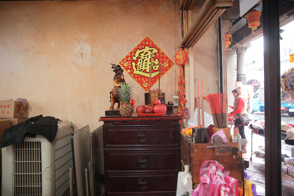 Bên trong một ngôi nhà cổ được dùng làm quán ăn truyền thống khu phố ngày nay. (Ảnh: Minh Anh/Vietnam+)