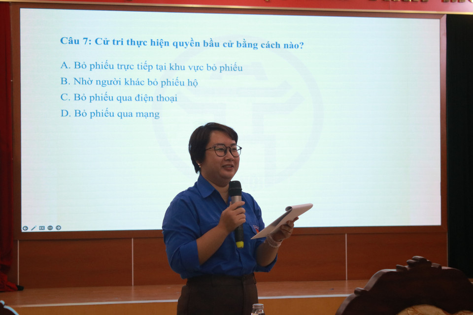 Để truyền tải loạt thông tin cơ bản nhưng thiết thực, ban tổ chức đã có phần thi đố cho các cử tri. Nội dung xoay quanh quy định về độ tuổi, thời gian, nguyên tắc bỏ phiếu hợp lý, giấy tờ thùy thân cần mang theo khi đi bầu cử... (Ảnh: Minh Anh/Vietnam+)