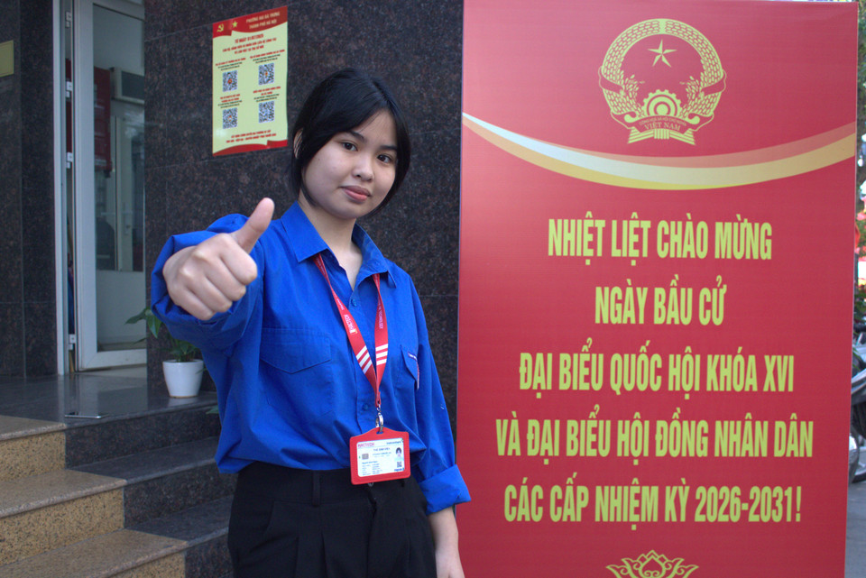 Em Minh Ngọc, sinh viên trường Cao đẳng Công nghệ Bách khoa Hà Nội, chia sẻ không quản ngại giờ giấc để phục vụ cho các công tác tuyên truyền bầu cử. "Em tự hào khi mang lá phiếu của mình đi bầu cho người có tâm, có trí và có tầm," cô sinh viên chia sẻ. (Ảnh: Minh Anh/Vietnam+)