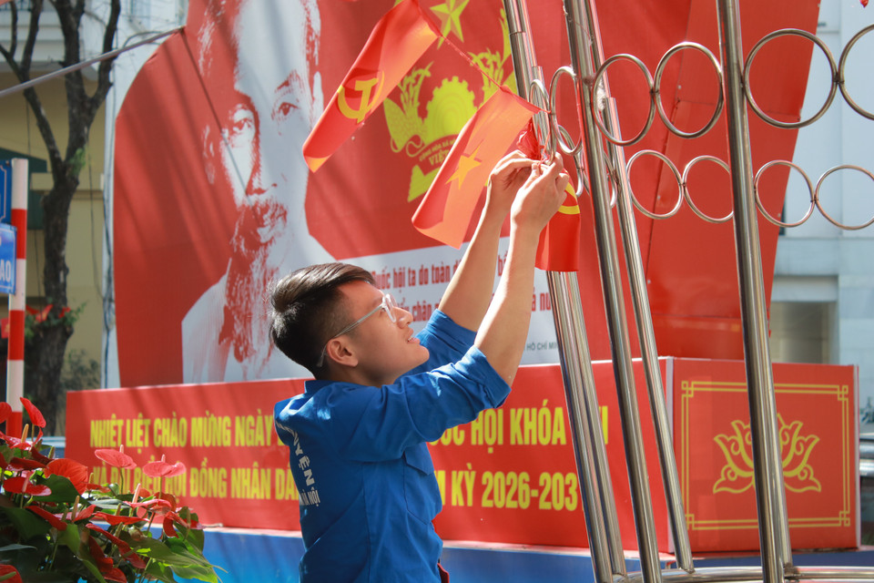 Những ngày này, Đoàn viên Thanh niên là lực lượng không thể thiếu trong các công tác chuẩn bị cho bầu cử. Một lượng lớn các em sẽ lần đầu đi bầu cử. (Ảnh: Minh Anh/Vietnam+)