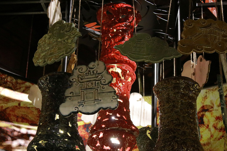 Đây là một chiếc đèn lớn được trang trí nhiều hoa văn cổ, hình ảnh khắc họa các nghề truyền thống như nghề đúc, nghề rèn, chế tác bạc, thêu thùa, đúc đồng, nghề vàng mã, khắc con dấu... (Ảnh: Minh Anh/Vietnam+)