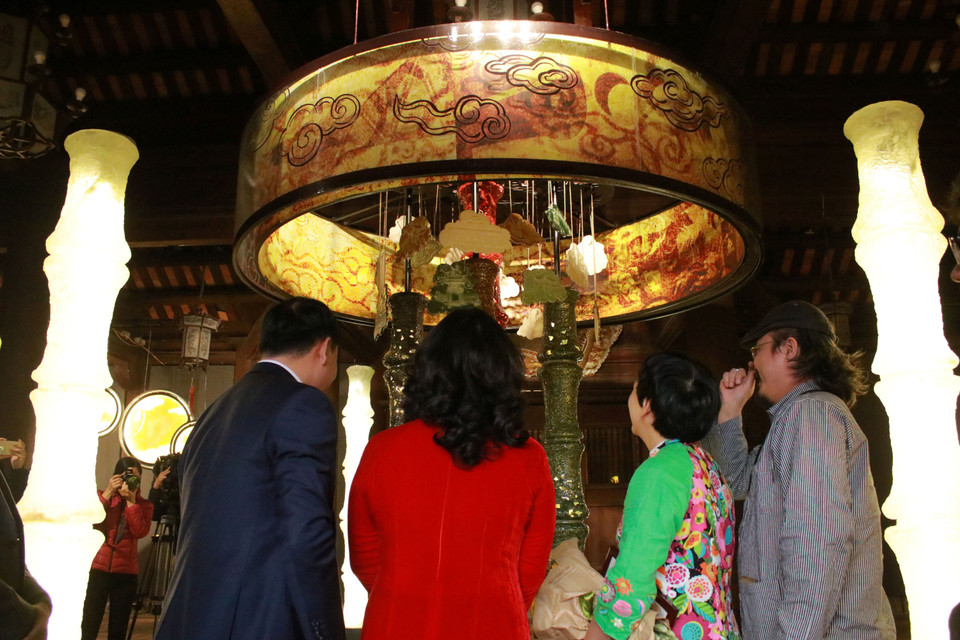 Tác phẩm ở trung tâm có tên "Giếng Thiên Quang ở Văn Miếu." (Ảnh: Minh Anh/Vietnam+)