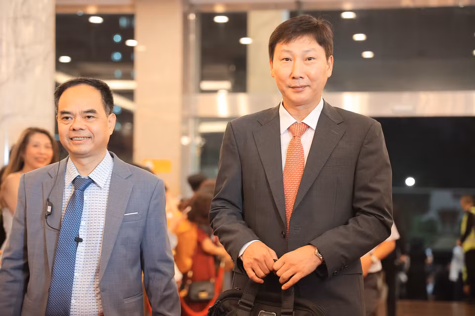 Huấn luyện viên đội tuyển bóng đá nam Việt Nam - ông Kim Sang-Sik đến nhận giải. (Ảnh: Minh Anh/Vietnam+)