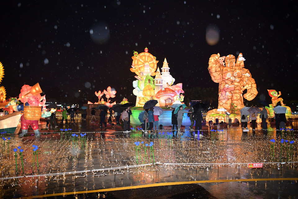 Trời mưa dày hạt trong tối khai mạc nên lượng người tham quan giảm so với hàng năm. Sự kiện còn kéo dài đến hết 23/2 Dương lịch, được dự báo số lượng du khách ghé chơi lễ hội sẽ tăng mạnh ở những ngày sau. (Ảnh: Minh Anh/Vietnam+)