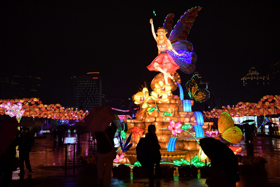 Bên cạnh đèn rắn là hơn 300 tác phẩm khác ở nhiều kích thước, trải dài theo chiều cao và chiều rộng. Đặc sắc nhất là ở khu vực trưng bày chính gồm trạm tàu điện ngầm A18 và A19. (Ảnh: Minh Anh/Vietnam+)