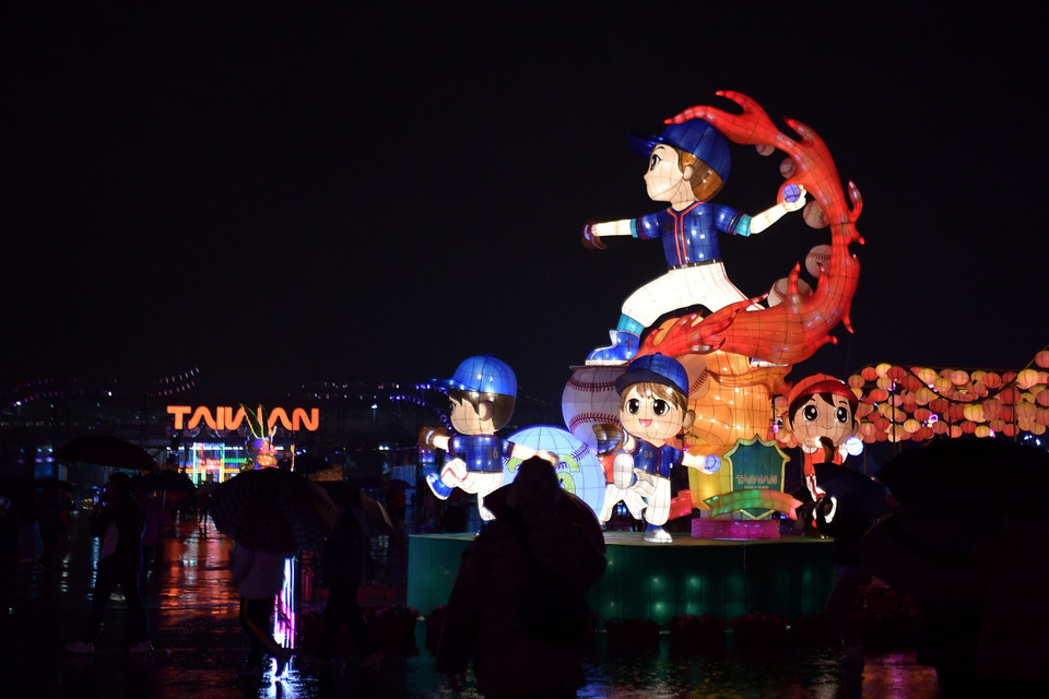 Ngoài ra Cục Du lịch Đài Loan (Trung Quốc) đã phối hợp với cơ quan quản lý đường sắt, tàu cao tốc để trang trí chủ đề bóng chày trên các toa tàu. Đây là môn thể thao phổ biến hàng đầu tại đây, cũng đang trong dịp kỷ niệm 36 năm Giải Bóng chày chuyên nghiệp Trung Hoa. (Ảnh: Minh Anh/Vietnam+)