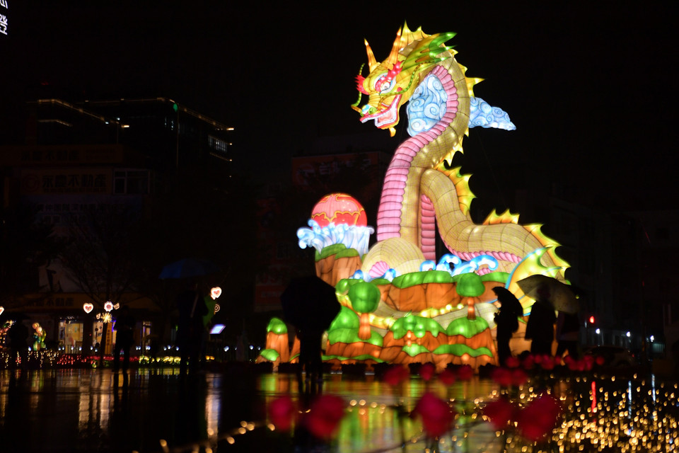 Một tác phẩm kích thước lớn về rồng, có xì khói để tạo hiệu ứng như thật. (Ảnh: Minh Anh/Vietnam+)