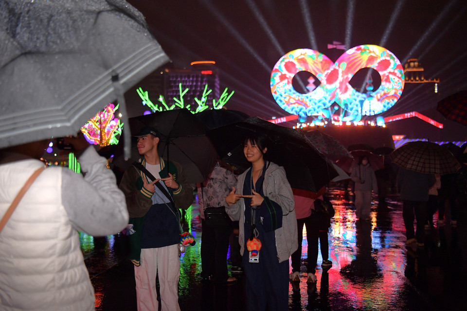 Lễ hội trở thành điểm "check-in" cho du khách nhiều lứa tuổi. (Ảnh: Minh Anh/Vietnam+)