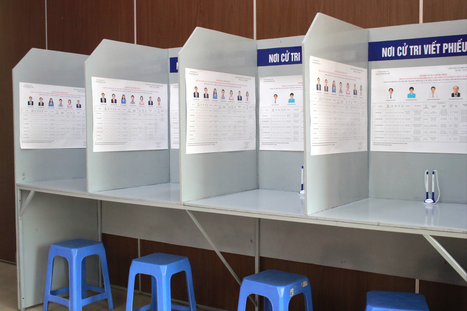 Các bàn viết phiếu bầu cử được che chắn theo quy định, không để lộ thông tin về lựa chọn đại biểu. (Ảnh: Minh Anh/Vietnam+)