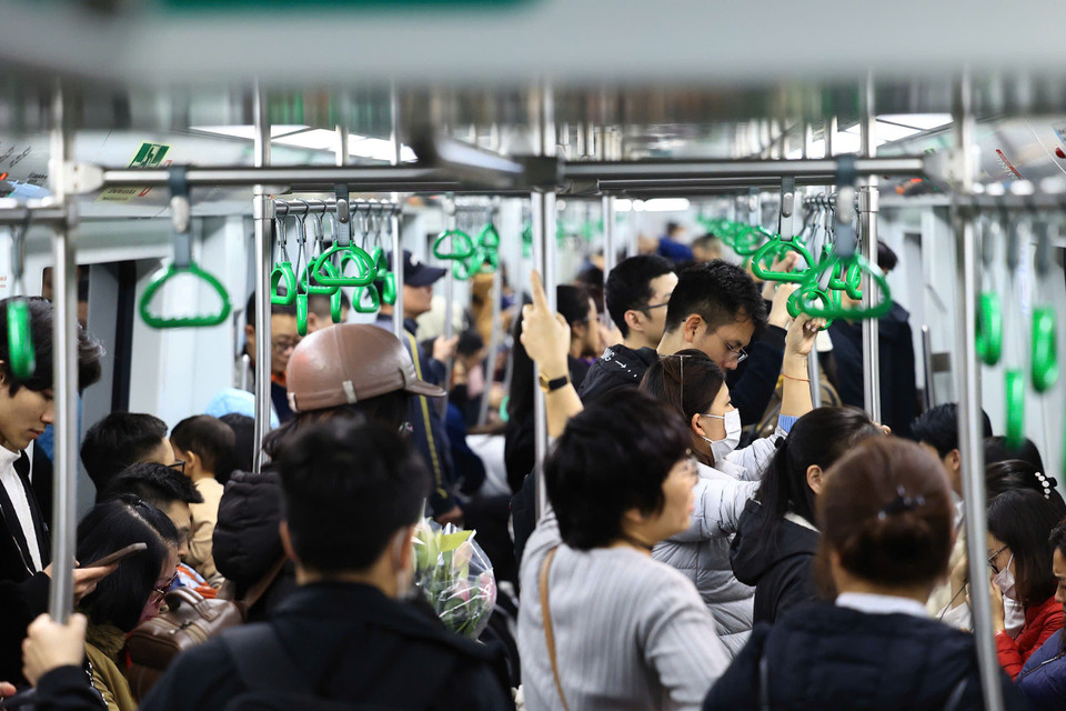 Người dân đông đúc trên tàu Cát Linh chiều làm việc cuối năm. (Ảnh: Minh Sơn/Vietnam+)