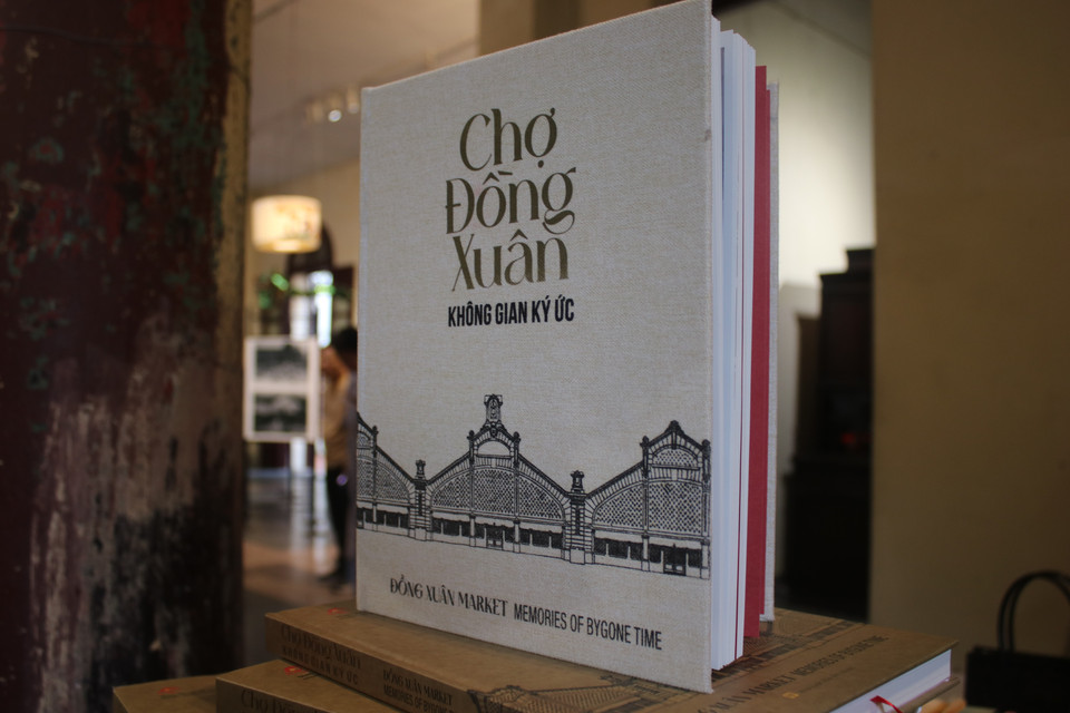 Nhân dịp 135 năm xây dựng và phát triển chợ Đồng Xuân, Công ty Cổ phần Đồng Xuân cho ra mắt cuốn sách về lịch sử hình thành chợ. Cuốn sách ra đời nhờ sự phối hợp thực hiện với Ủy ban Nhân dân phường Hoàn Kiếm, Trung tâm Lưu trữ Quốc gia I và tổ chức Paris Region Expertise (Cơ quan hỗ trợ Hợp tác quốc tế Vùng Paris) tại Việt Nam. (Ảnh: Minh Anh/Vietnam+)