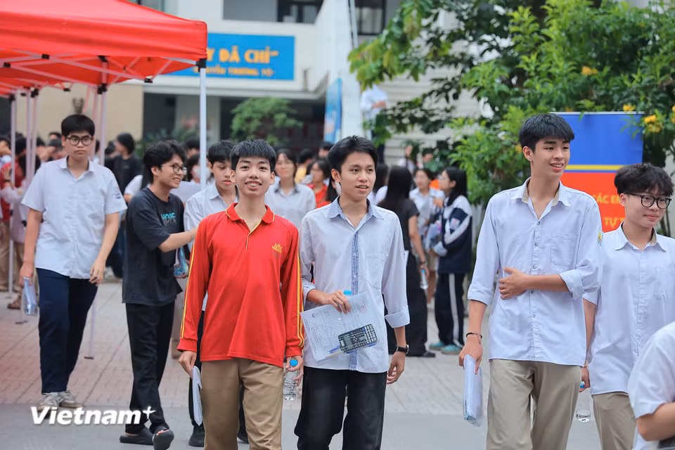 Như vậy, sỹ tử 2008 đã chính thức khép lại ngày thi đầu tiên. Ngày thi thứ hai (12/6) sẽ bắt đầu với hai mốc: 7 giờ 30 phút (phát đề) và 7 giờ 35 phút (làm bài). (Ảnh: Hoài Nam/Vietnam+)