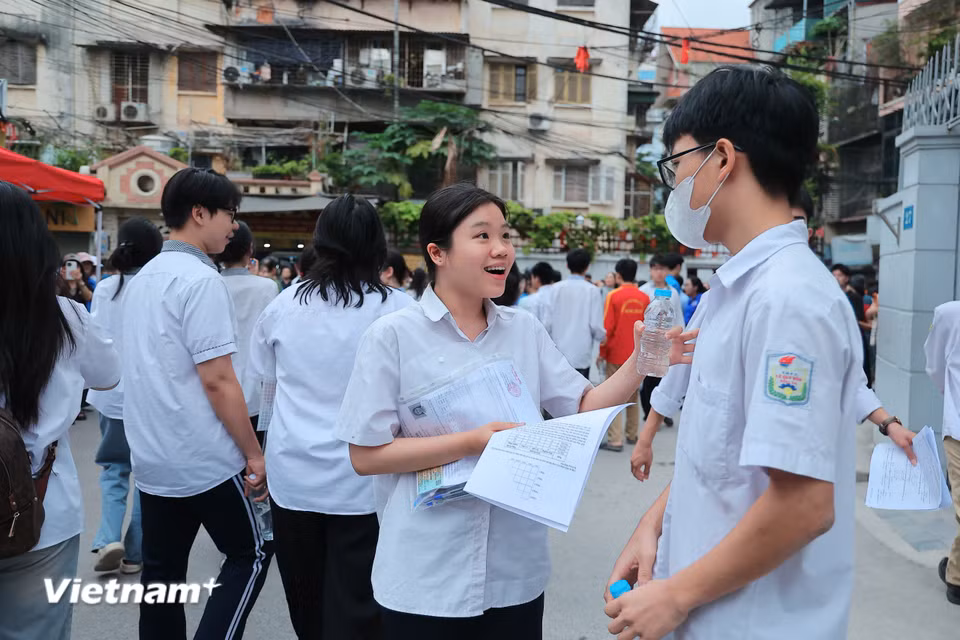 Nhiều em hào hứng khi đối chiếu kết quả với bạn bè sau bài thi. (Ảnh: Hoài Nam/Vietnam+)