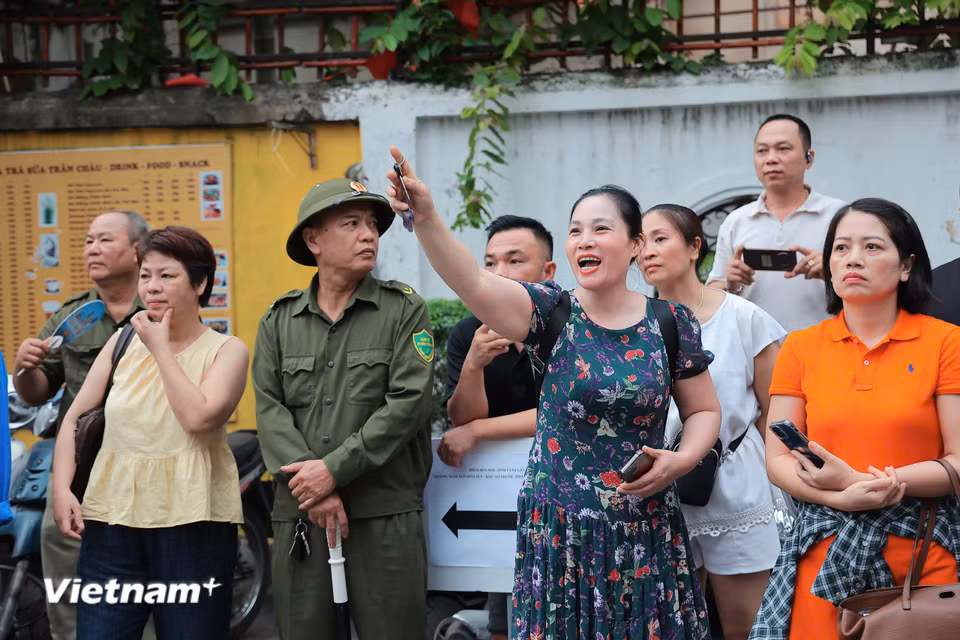 Ngoài khu vực thi, nhiều phụ huynh đã chờ sẵn để đón con sau khi hoàn thành môn thi "nặng ký" thứ hai của kỳ thi, sau môn Ngữ văn vào buổi sáng. (Ảnh: Hoài Nam/Vietnam+)