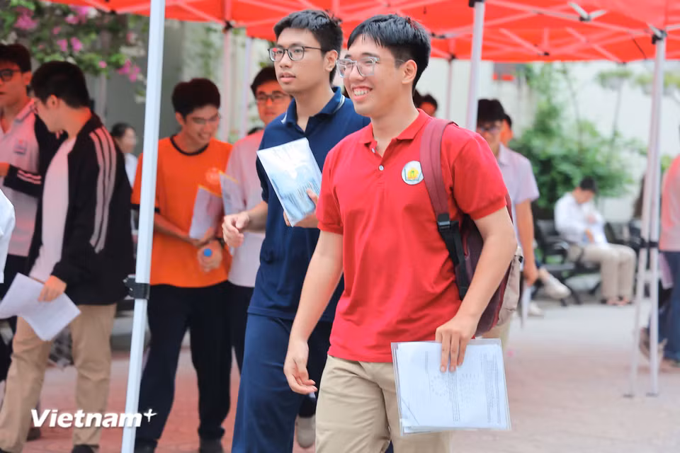 Theo ghi nhận của phóng viên tại điểm thi trường THCS Nguyễn Trường Tộ (Hà Nội), cảm xúc của phần đông thí sinh là khá tích cực và lạc quan. (Ảnh: Hoài Nam/Vietnam+)