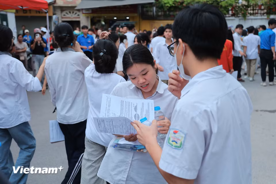 Trong ngày thi thứ hai, thí sinh tiếp tục với hai bài thi tự chọn, mỗi bài kéo dài 50 phút. Thời gian làm bài môn thứ nhất từ 7 giờ 35 đến 8 giờ 25, môn thứ hai từ 8 giờ 40 đến 9 giờ 30. (Ảnh: Hoài Nam/Vietnam+)