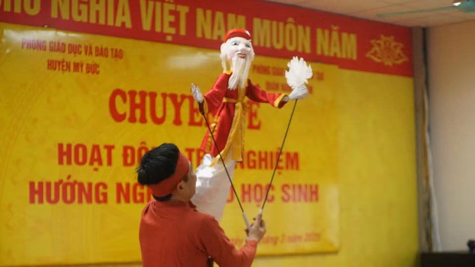 Không giống như rối nước nơi nghệ nhân ẩn mình sau bức màn nước, rối cạn Tế Tiêu (thị trấn Đại Nghĩa, huyện Mỹ Đức, Hà Nội) lại khác biệt hoàn toàn khi yêu cầu người điều khiển đứng trên sân khấu và trực tiếp thao tác với con rối. (Ảnh: Hương Ly/Vietnam+)