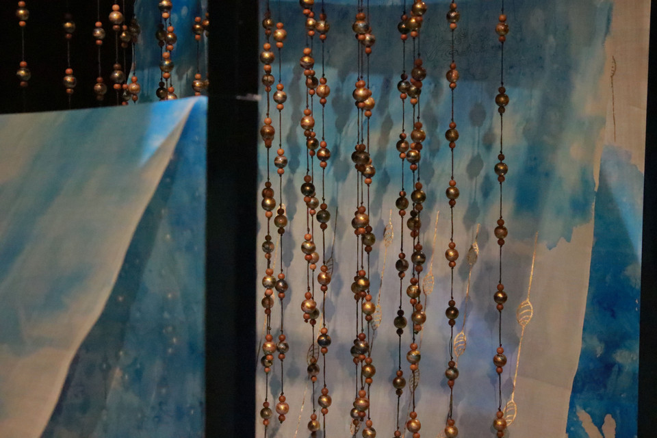 Lụa xuất xứ Hà Đông, được sắp đặt như cánh buồm phủ đầy ánh trăng vàng. (Ảnh: Minh Anh/Vietnam+)