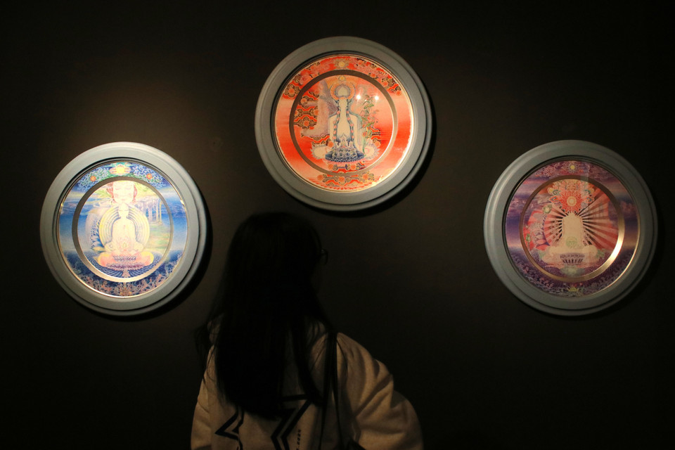 3 trong số 5 tác phẩm "Ánh sắc thời gian" - loạt tranh trên mâm nhôm, lấy cảm hứng từ số 5 của triết lý Ngũ hành. (Ảnh: Minh Anh/Vietnam+)