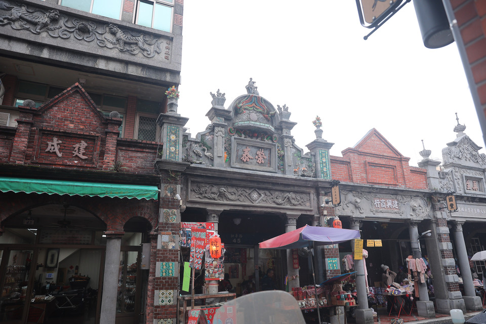 Nhiều linh vật trong văn hóa Trung Hoa xuất hiện trên các dầm ngang Hy Lạp hoặc cột La Mã, tạo nên nét đặc trưng độc đáo của Đại Khê. (Ảnh: Minh Anh/Vietnam+)