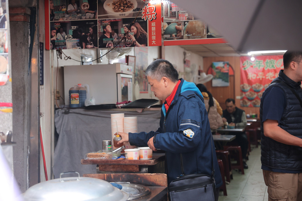 Nơi đây cũng nổi tiếng các món từ đậu như đậu phụ, tào phớ, đậu phộng (lạc) và những món truyền thống khác như bánh đúc chay, bánh đúc mặn... (Ảnh: Minh Anh/Vietnam+)