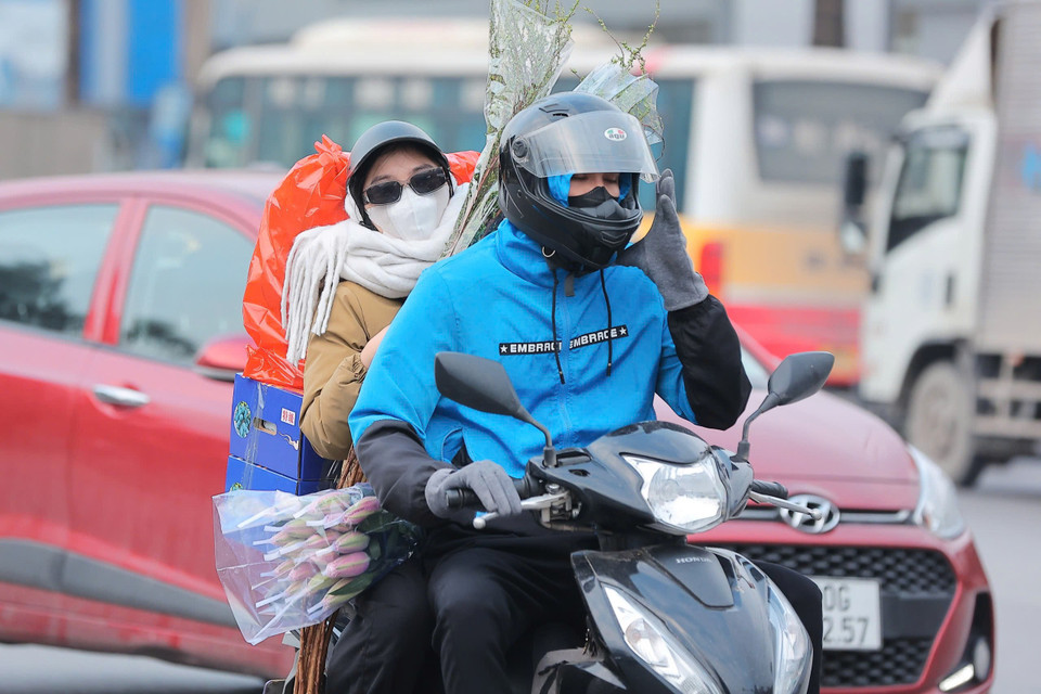 Người dân lỉnh kỉnh đồ đạc về quê. (Ảnh: Hoài Nam/Vietnam+)