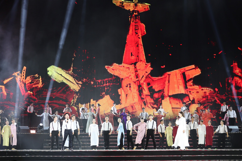 Cảm xúc bi tráng, tự hào bao trùm chương trình. (Ảnh: Minh Anh/Vietnam+)