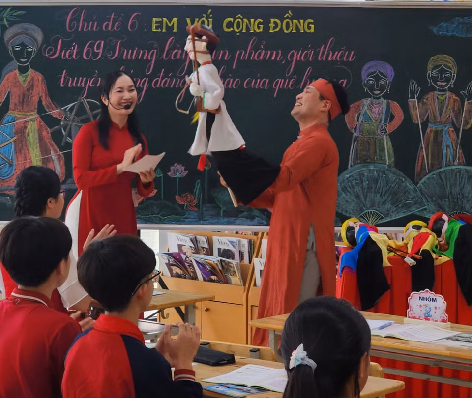 Nghệ nhân Ưu tú Phạm Công Bằng giới thiệu cách điều khiển con rối. Năm 2019, anh trở thành người trẻ nhất được thành phố Hà Nội phong danh hiệu Nghệ nhân Ưu tú, hiện là trưởng phường rối 18 người của thị trấn Đại Nghĩa. (Ảnh: Hương Ly/Vietnam+)