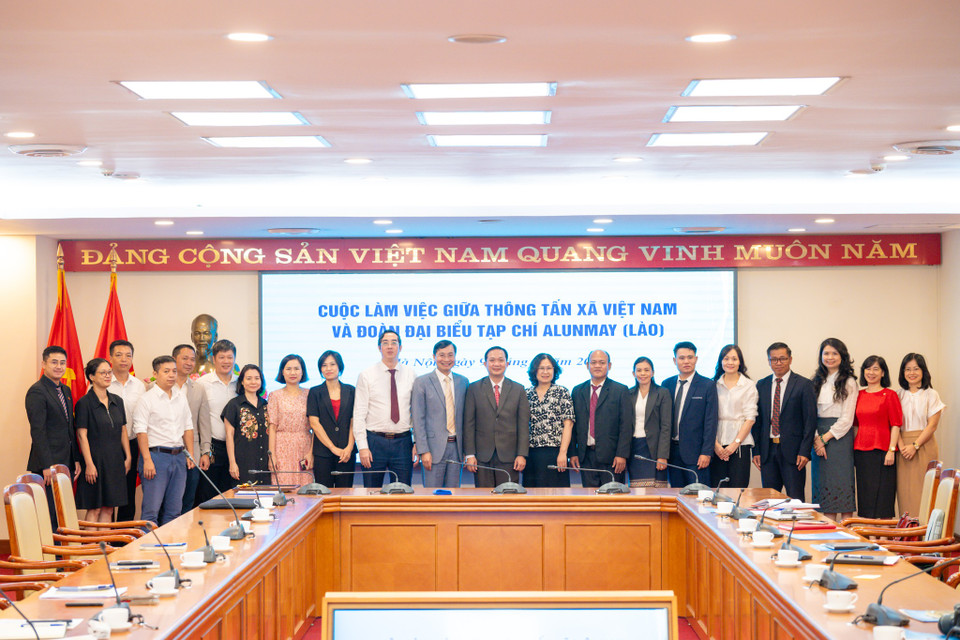 Ngày 9/9, Báo Điện tử VietnamPlus đã có cuộc tiếp đón đoàn Tạp chí Alunmay (Lào) tới tìm hiểu cơ chế vận hành, quy trình sản xuất truyền thông đa phương tiện và kinh nghiệm chuyển đổi số trong sản xuất báo chí. (Ảnh: Minh Sơn/Vietnam+)