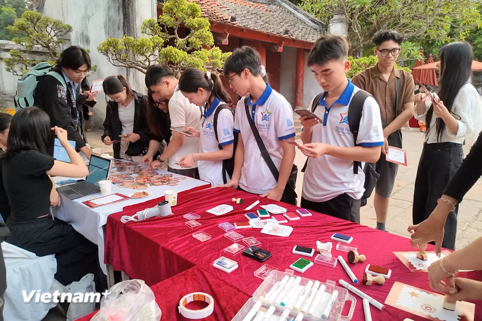 Hoạt động checkin in dấu và nhận "card bo góc" với đồ họa hấp dẫn, đẹp mắt, theo chủ đề yêu nước. (Ảnh: Minh Anh/Vietnam+)