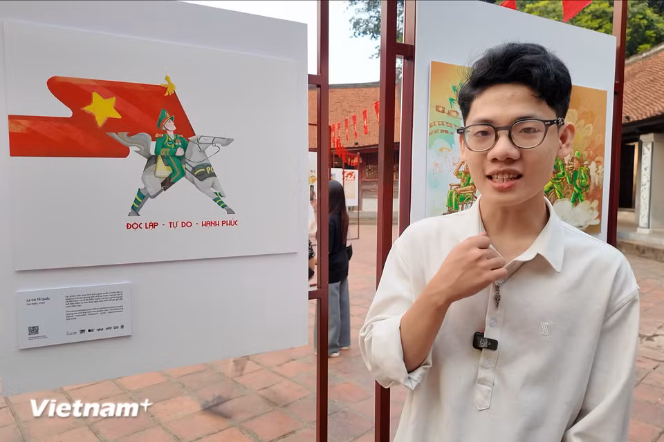 Duy Ngọc, tác giả tranh "Lá cờ Tổ quốc" lấy cảm hứng từ cảm hứng với lực lượng kỵ binh - lực lượng tiếp nối thế hệ cha ông để gìn giữ hòa bình, an ninh cho Tổ quốc. (Ảnh: Minh Anh/Vietnam+)