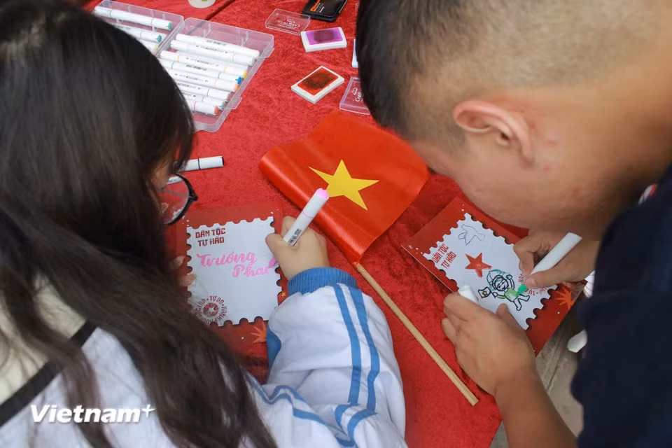 Sau khai mạc, triển lãm chỉ còn khu vực trưng bày tranh. (Ảnh: Minh Anh/Vietnam+)