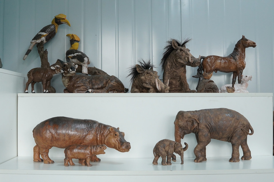 “Mục tiêu trong thời gian tới của tôi là tổ chức một triển lãm điêu khắc về động vật hoang dã với số lượng từ 70 đến 100 loài để đưa nghệ thuật đến gần hơn với các bạn trẻ,” anh Quyền chia sẻ. (Ảnh: Hương Ly/Vietnam+)