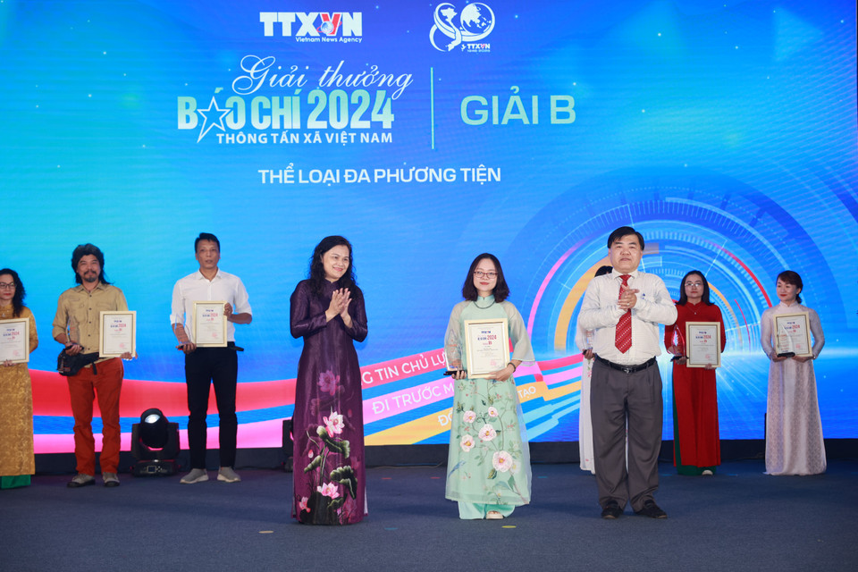 Nhà báo Đỗ Minh Thu của Báo Điện tử VietnamPlus nhận giải B cho tác phẩm "Điện Biên Phủ: Bản hùng ca mang khát vọng hòa ca." (Ảnh: Hoài Nam/Vietnam+)