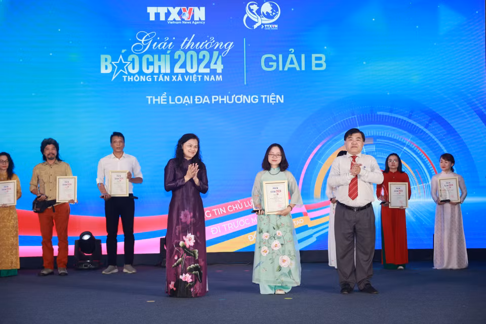 Nhà báo Đỗ Minh Thu của Báo Điện tử VietnamPlus nhận giải B cho tác phẩm "Điện Biên Phủ: Bản hùng ca mang khát vọng hòa ca." (Ảnh: Hoài Nam/Vietnam+)