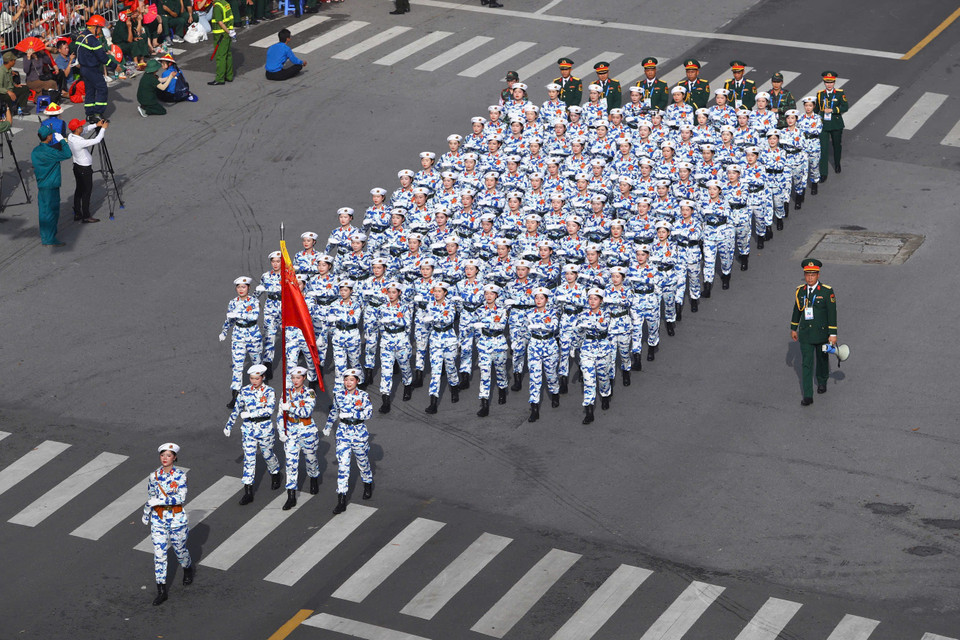 Khối nữ sỹ quan kiêu hãnh, mạnh mẽ sải bước trong lễ diễu binh diễu hành A80. (Ảnh: Hoài Nam/Vietnam+)