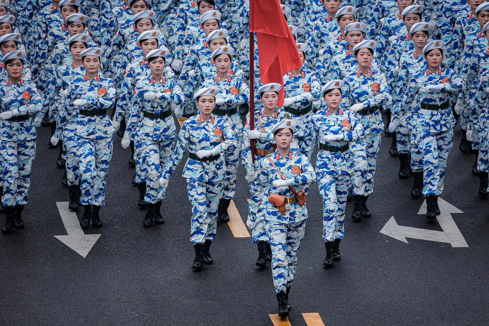 Khối nữ Sỹ quan Quân y nổi bật trong đồng phục xanh trắng. (Ảnh: Hoài Nam/Vietnam+)